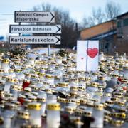  Ljus och blommor vid minnesplatsen utanför Risbergska skolan i Örebro.