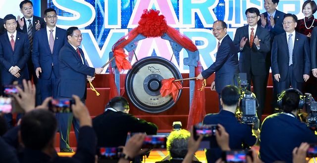Chinese political leaders strikes a gong to launch the SSE STAR Market in the hall of Shanghai Securities Exchange in Shanghai, China, Monday, July 22, 2019.  AP