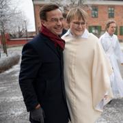  Statsminister Ulf Kristersson gratulerar hustrun Birgitta Kristersson Ed, efter att hon prästvigts i Strängnäs domkyrka i januari.