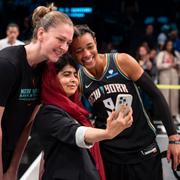 Malala Yousafzai i samband med en WNBA-match, 2025.