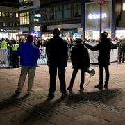 Fyra representanter från Pegida och hundratals motdemonstranter.