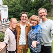 Eva Rydberg framför den nya teatern – med familjemedlemmarna Birgitta Rydberg, Robert Rydberg och Kalle Rydberg.