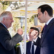 Lindsey Graham ”fistbumpar” med Marco Rubio.