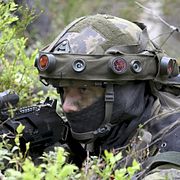 En finsk soldat i ett blåbärsris. Bilden är från 2023.