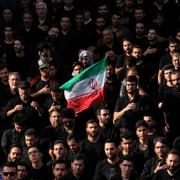 Iranier med en iransk flagga. 