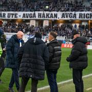 IFK Göteborgs klubbdirektör Håkan Mild och ordförande Richard Berkling framför banderollen. 