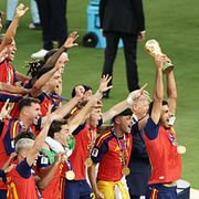 Spanien lyfter pokalen.
