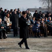 Polens premiärminister Beata Szydlo och några av de sista överlevarna från Auschwitz hedrade i dag offren för Förintelsen.