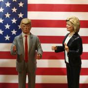 Dockor som ska likna Donald Trump och Hillary Clinton.