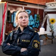 Amanda Jansson som polisen ”Sara” vid inspelningen av Tunna blå linjen.