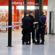 Avspärrningar inne i Vårbergs centrum.