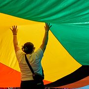 Deltagare håller upp en prideflagga under en parad i Nashville, USA. Illustrationsbild.