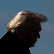 Donald Trump på flygbasen i Dover, Delaware den 18 mars 2026 efter att ha tagit emot kropparna efter sex amerikanska soldater som stupat i Irankriget.