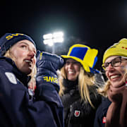 Frida Westman firar med familjen efter succén. 