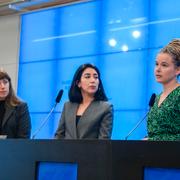 Vasiliki Tsouplaki (V), Lawen Redar (S) och Amanda Lind (MP) håller pressträff om folkbildningen.