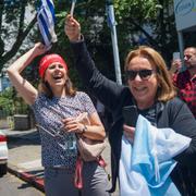 Luis Lacalle Pous supportrar firar på gatorna i Montevideo.