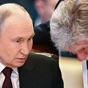 Ryska presidenten Vladimir Putin tillsammans med Kremls talesperson Dmitrij Peskov