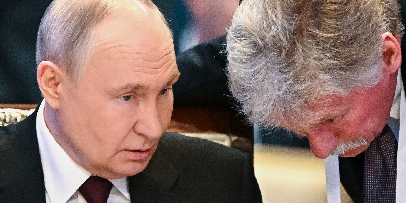 Ryska presidenten Vladimir Putin tillsammans med Kremls talesperson Dmitrij Peskov
