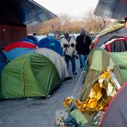 När mirantlägret i Calais förstördes flyttades tusentals människor till andra platser i Frankrike. Bilden visar Saint Denis, utanför Paris i december.