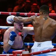 Anthony Joshua och Otto Wallin under nattens match i Kingdom Arena i Saudiarabiens huvudstad Riyadh.