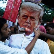 Indier protesterar mot Donald Trumps tullpolitik.
