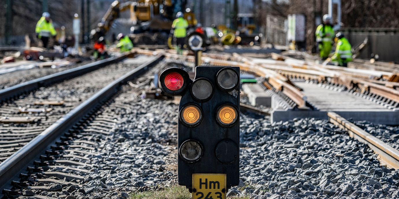 Växlar och räls byts på Södra Stambanan på stationen i Hässleholm 2024.