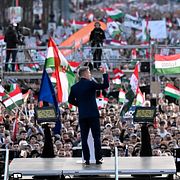 Oppositionsledaren Peter Magyar under ett tal i Budapest den 15 mars.