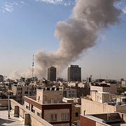 Rökmoln över Teheran efter lördagens attacker.