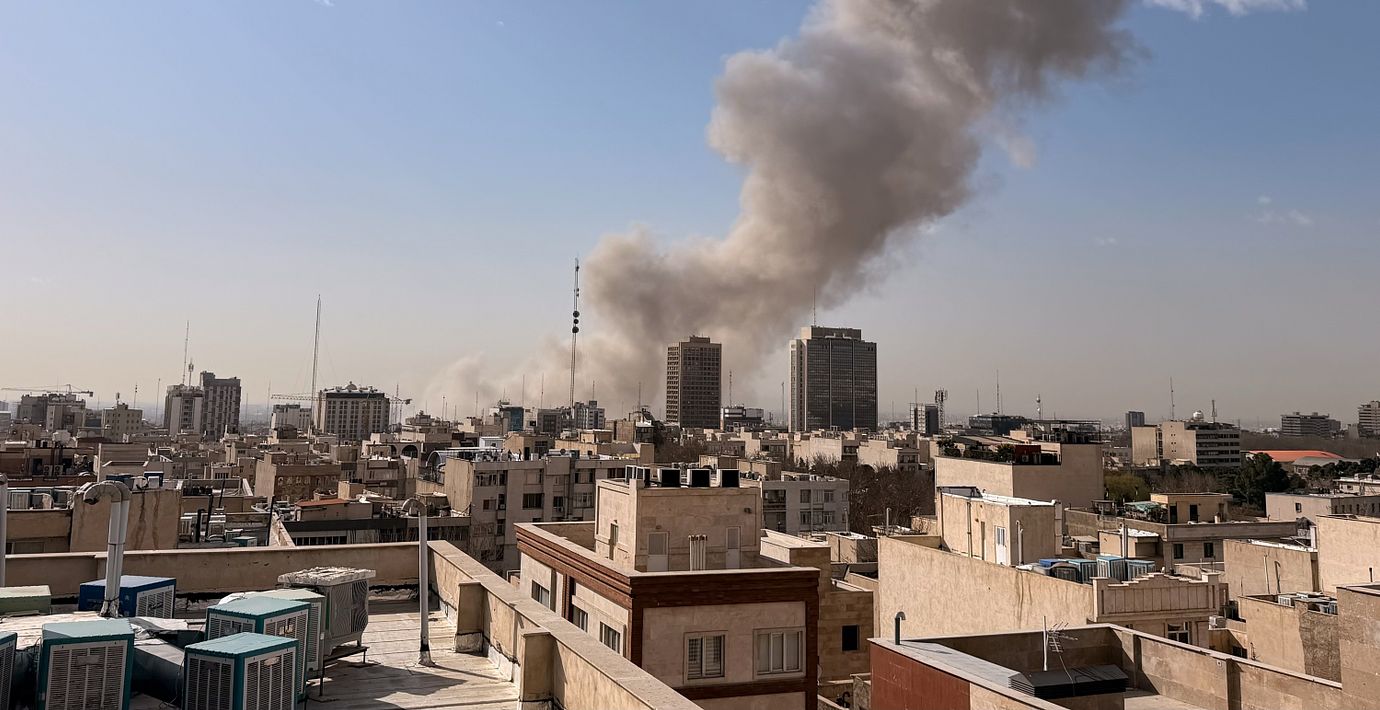 Rökmoln över Teheran efter lördagens attacker.