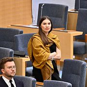 Annika Hirvonen (MP) vid riksmötets öppnande i riksdagens kammare.