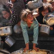 Flicka köar för mat i Gaza.