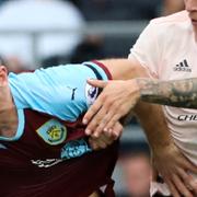 Nilsson Lindelöf (Utill höger) med Burnleys Sam Vokes (