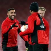 Saman Ghoddos (vänster) spelar sten, sax och påse under gårdagens träning.