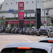 Bilar köar till bensinstation i Moskva 30 juni i år.
