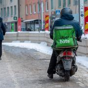 Matbud från Uber Eats på moped i Stockholm. En EU-uppgörelse är nu på gång kring arbetsvillkoren för plattformsanställda. Arkivfoto.