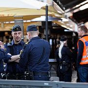 Polis utanför restaurangen där mannen knivskars