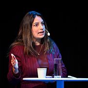 Vänsterpartiets Nooshi Dadgostar (V) under Sveriges Radios slutdebatt med partiledarna på Kulturhuset Stadsteatern i Stockholm. 