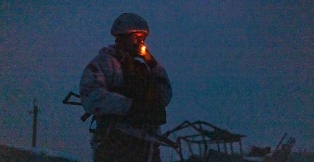 Ukrainsk soldat som röker vid östliga gränsen. Andriy Dubchak / AP