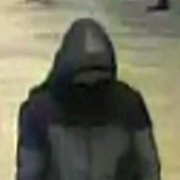 Bilderna som den norska polisen har släppt på den misstänkte gärningspersonen.