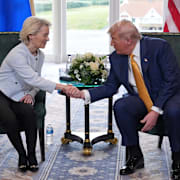 27 juli 2025. Donald Trump och EU-kommissionens ordförande Ursula von der Leyen skakar hand på Trumps skotska golfklubb Turnberry.