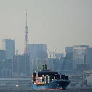 Ett fraktfartyg lämnar hamn i Tokyo.
