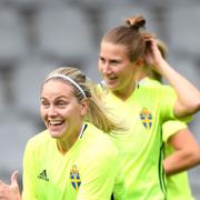 Lisa Dahlkvist och Emma Berglund under träningen med svenska landslaget dagen innan kvartsfinalmatchen Sverige och Nederländerna på De Vijverberg arena under fotbolls-EM i Nederländerna.