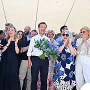 Kulturminister Parisa Liljestrand, äldre- och socialförsäkringsminister Anna Tenje, Justitieminister Gunnar Strömmer, EU-minister Jessica Rosencrantz, minister för civilt försvar Carl-Oskar Bohlin, försvarsminister Pål Jonson, Moderaternas partiledare Ulf Kristersson (M), utrikesminister Maria Malmer Stenergard, socialtjänstminister Camilla Waltersson Grönvall, migrationsminister Johan Forssell och finansminister Elisabeth Svantesson tillsammans på scen efter Moderaternas tal under Almedalsveckan.