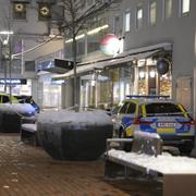 Polis på plats efter skottlossningen i Västerås på måndagskvällen.