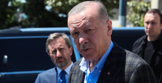 Fredag den 13 maj höll Turkiets president Erdogan en presskonferens där han sade att han och regeringen inte var positiva till ett svensk-finskt medlemskap i Nato. Det kom som  en kalldusch för Sverige, Finland – och Nato. AP