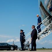 President Joe Biden kliver av Air force one på fredagen.