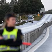 Polisen har spärrat på fredagsmorgonen spärrat av området kring en bil i trafikplats Lomma mellan Malmö och Landskrona.
