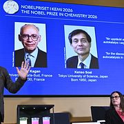 Henri Kagan och Kenso Soai presenteras som Nobelpristagare i kemi av Heiner Linke och Ellen Moons vid Kungliga Vetenskapsakademien i Stockholm på onsdagen.