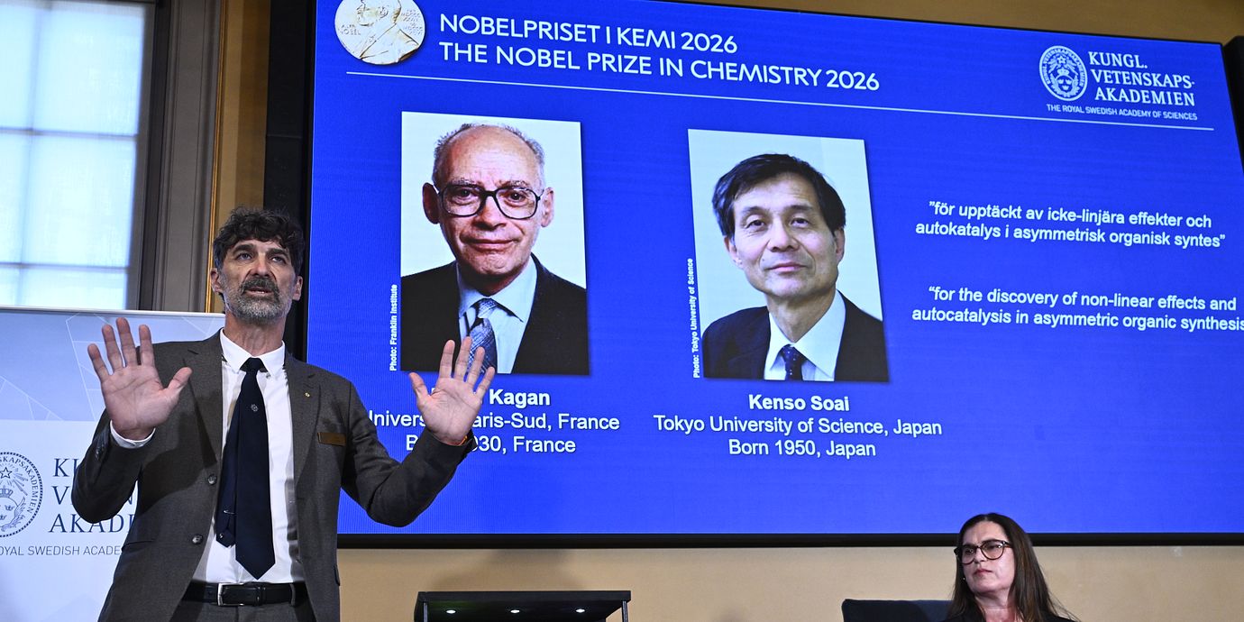 Henri Kagan och Kenso Soai presenteras som Nobelpristagare i kemi av Heiner Linke och Ellen Moons vid Kungliga Vetenskapsakademien i Stockholm på onsdagen.