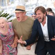 Regissören Ruben Östlund (till höger) omgärdad av ”Triangle of sadness”-ensemblen på Cannesgalan 2022, där filmen vann Guldpalmen.  